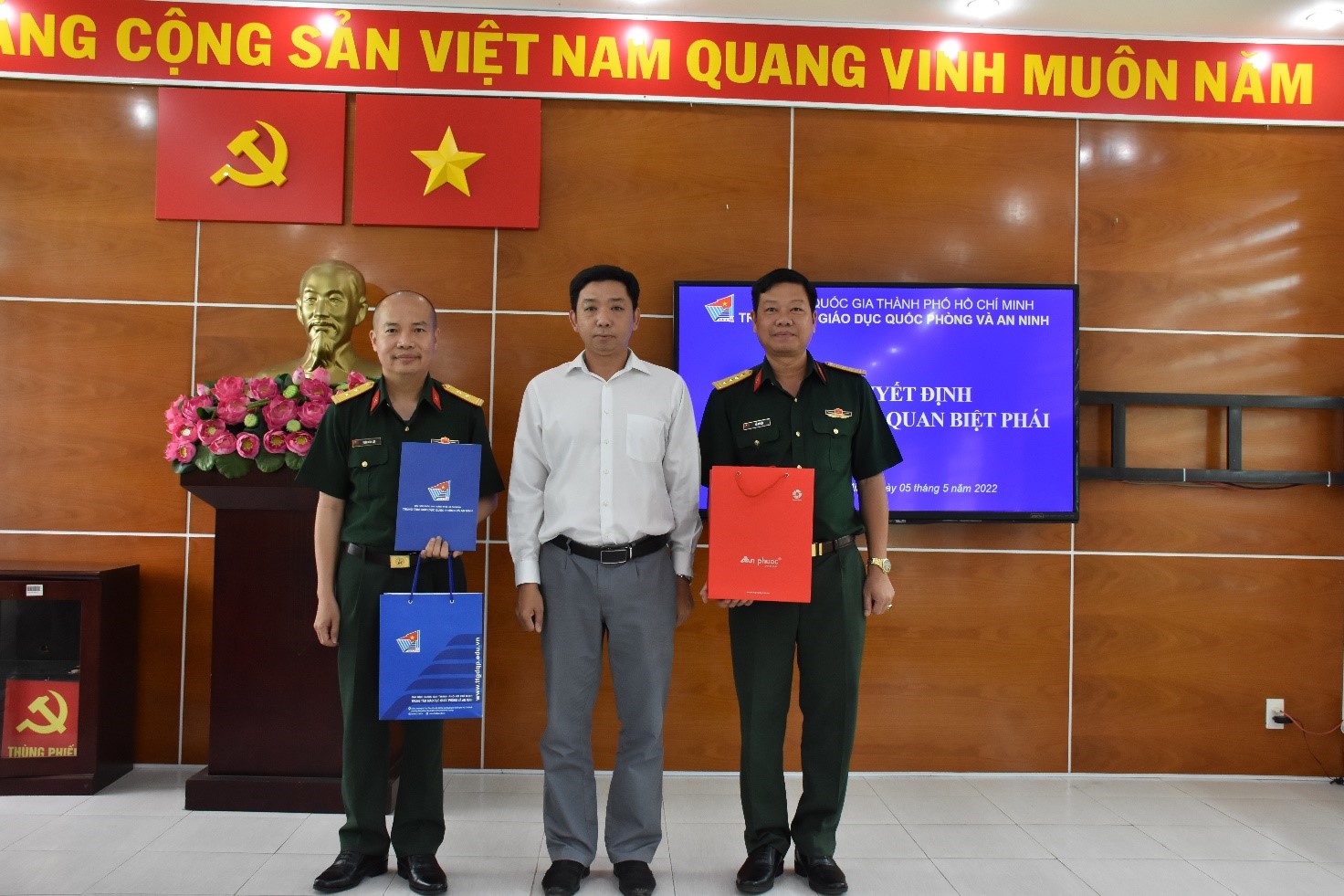 Tổ chức trao quyết định điều động công tác và nghỉ hưu cho sĩ quan biệt phái